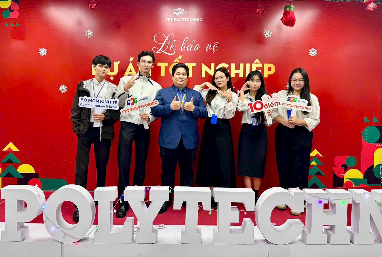 Đào Hoàng Việt cùng sinh viên FPT Polytechnic