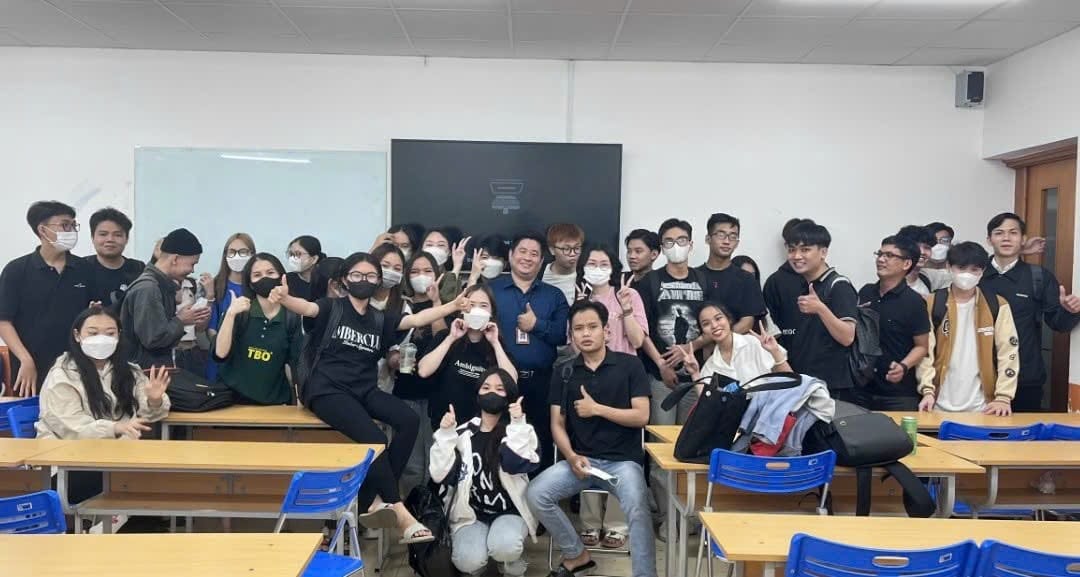Đào Hoàng Việt cùng sinh viên sau buổi học